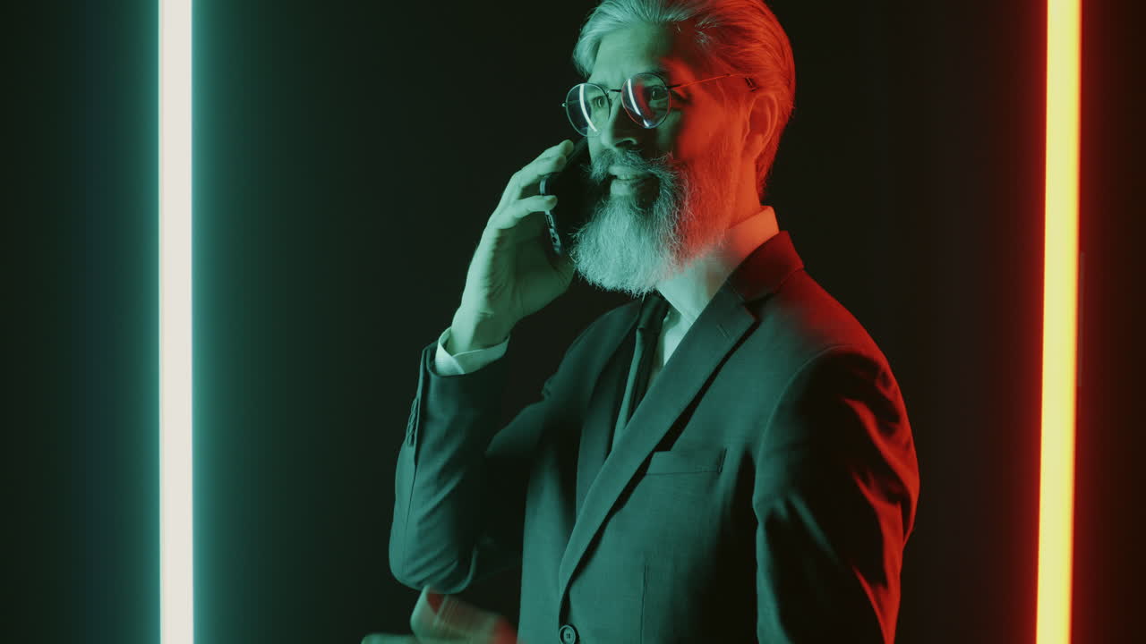 Forretningsmann i telefonsamtale i neonlys