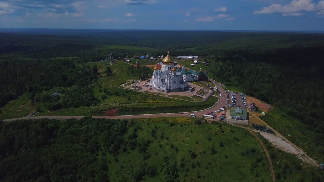 vista aérea de un monasterio en una región montañosa