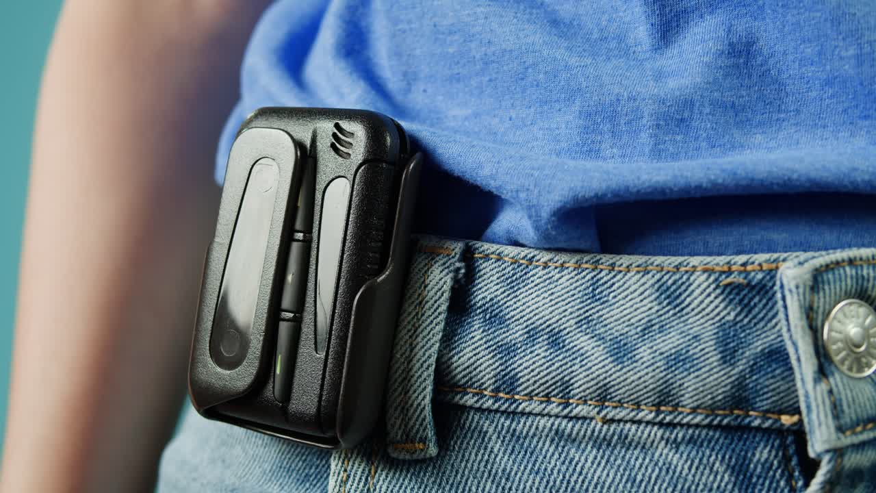 persona que lleva un gadget en el bolsillo