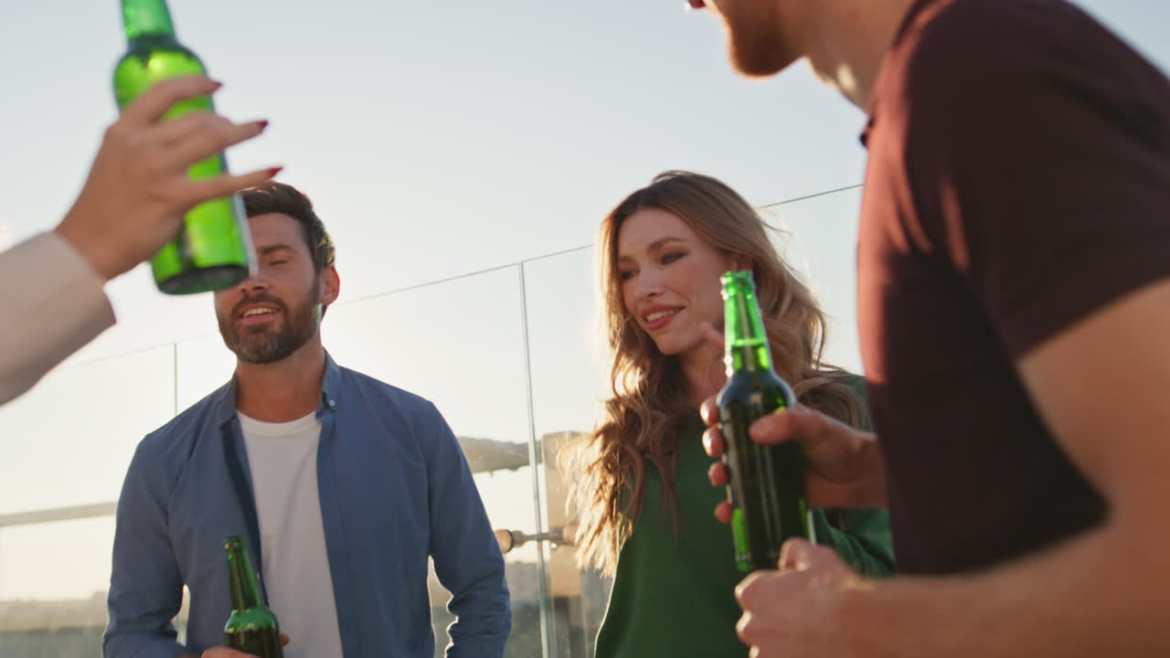 colegas bailando reunión amistosa en el atardecer techo de primer plano. amigos sonrientes