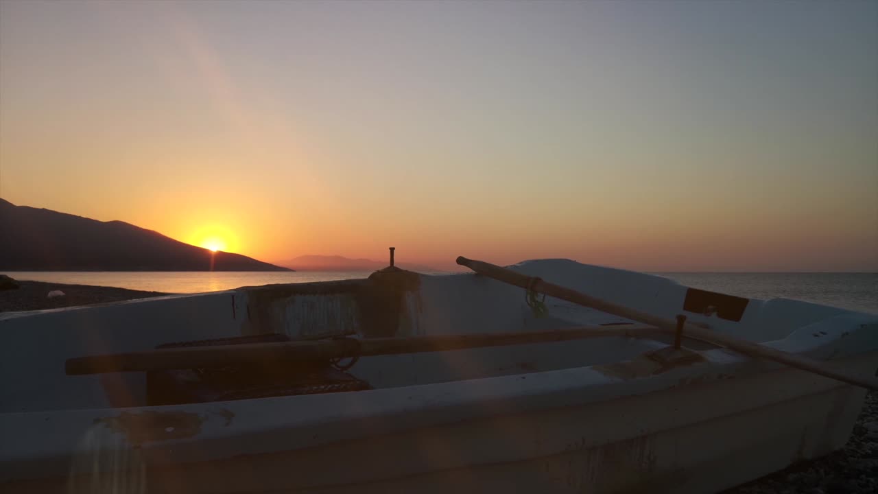 오래 된 보트는 터키 광선에 해변 일몰 여름에 착륙