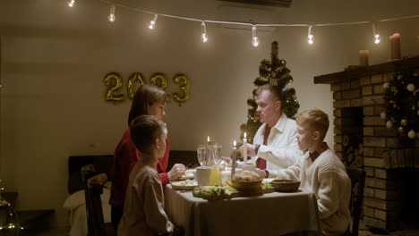 celebración de la víspera de año nuevo en la sala de estar.