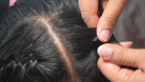 trenzar el cabello de un niño