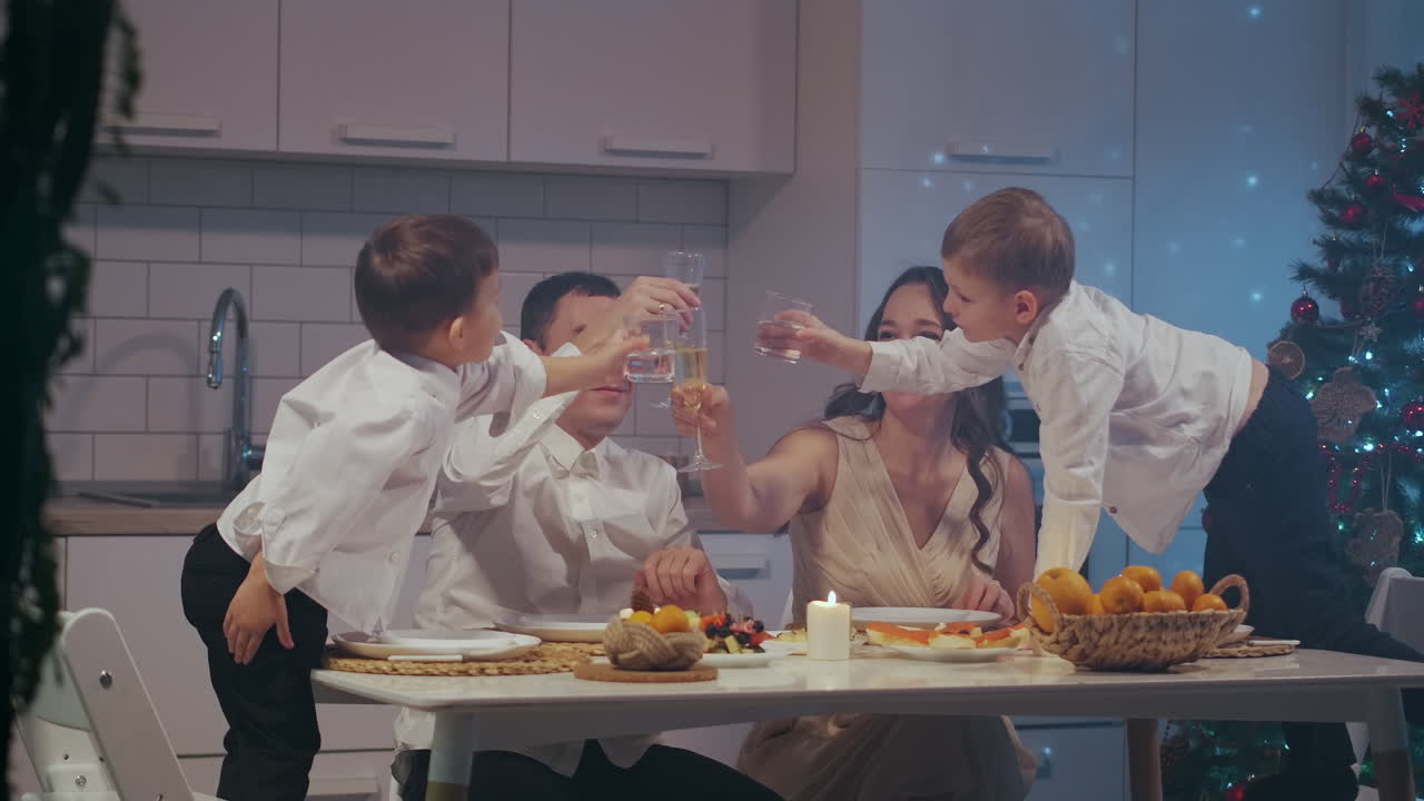 축제 가족 저녁 식사: 추수감사절 테이블에서 두 아이를 가진 가족, 새해를 함께 축하, 크리스마스 이브 저녁 식사, 고품질의 4k 영상