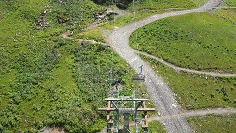 Un-Dron-Sigue-Un-Teleférico-Que-Sube-La-Montaña-En-Los-Alpes-Suizos,-Obwalden,-Vista-Aérea-Superior