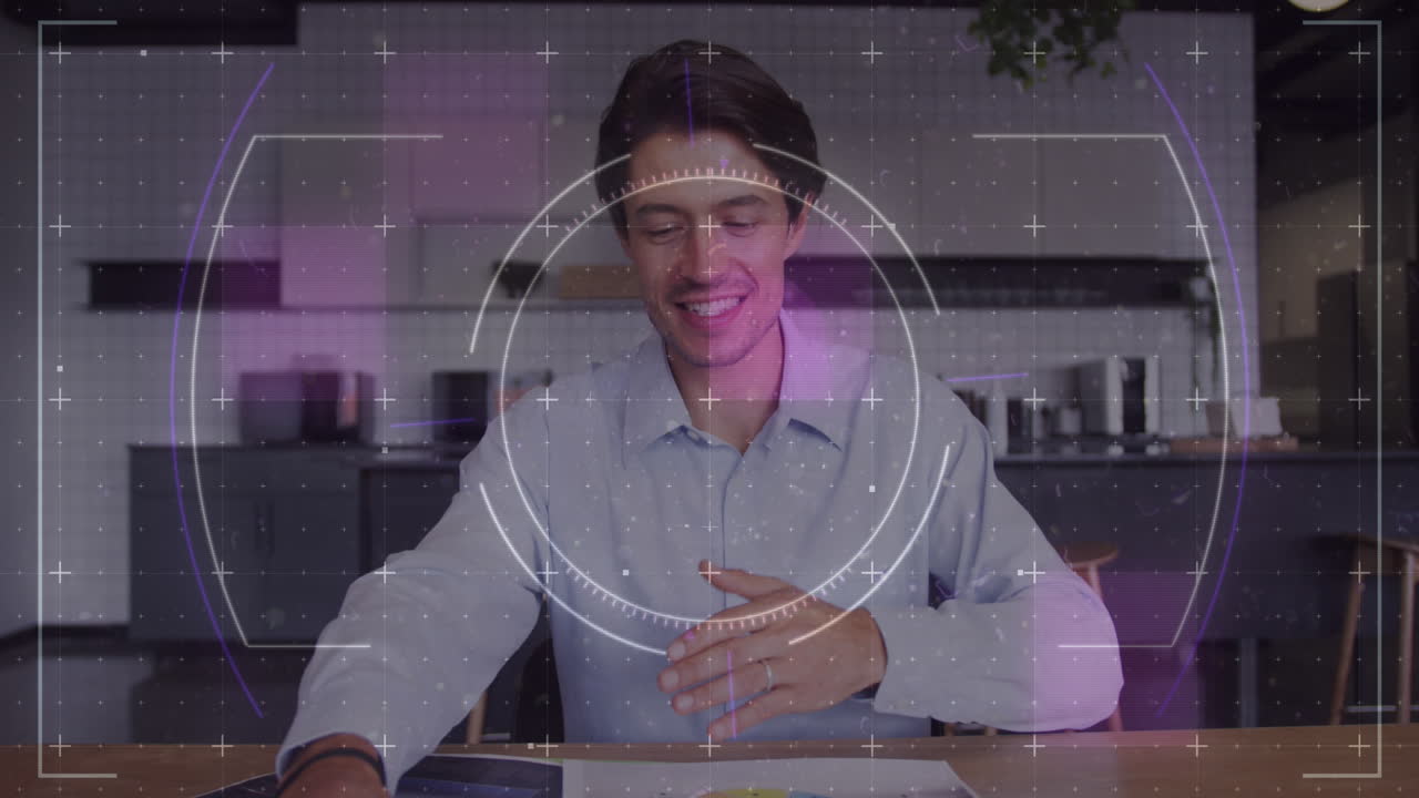 animación del procesamiento de datos financieros sobre el empresario caucásico que trabaja en la oficina.