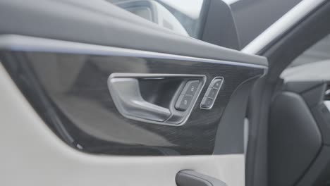 primer plano del interior de una puerta de coche
