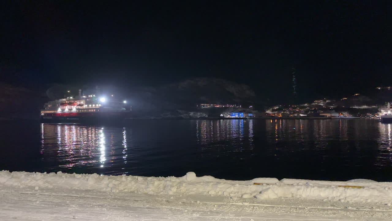 hurtigruten llegando al puerto en la famosa ciudad para el safari de ballenas en skjervoy por la noche
