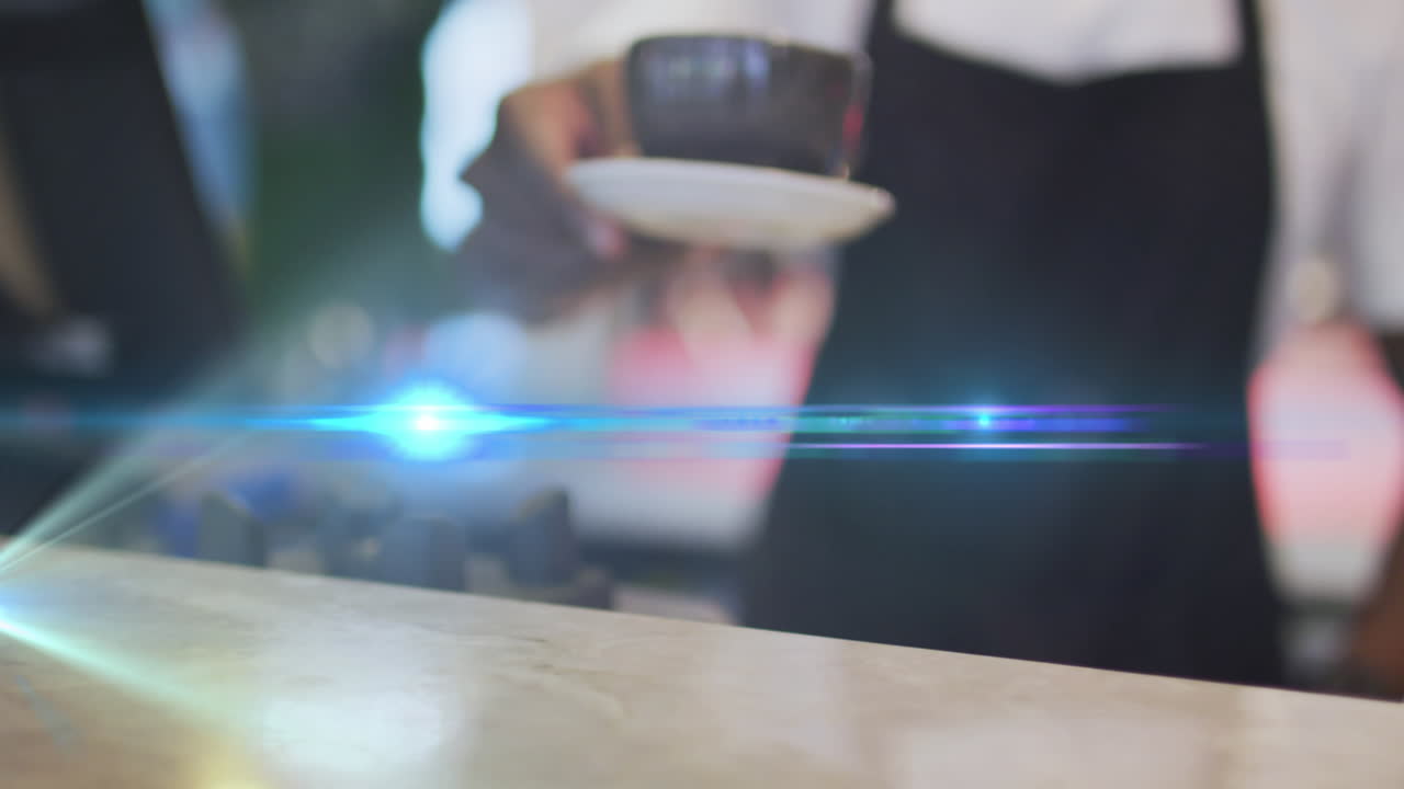 카페에서 커피를 제공하는 아프리카계 미국인 남성 위의 빛 반점의 애니메이션