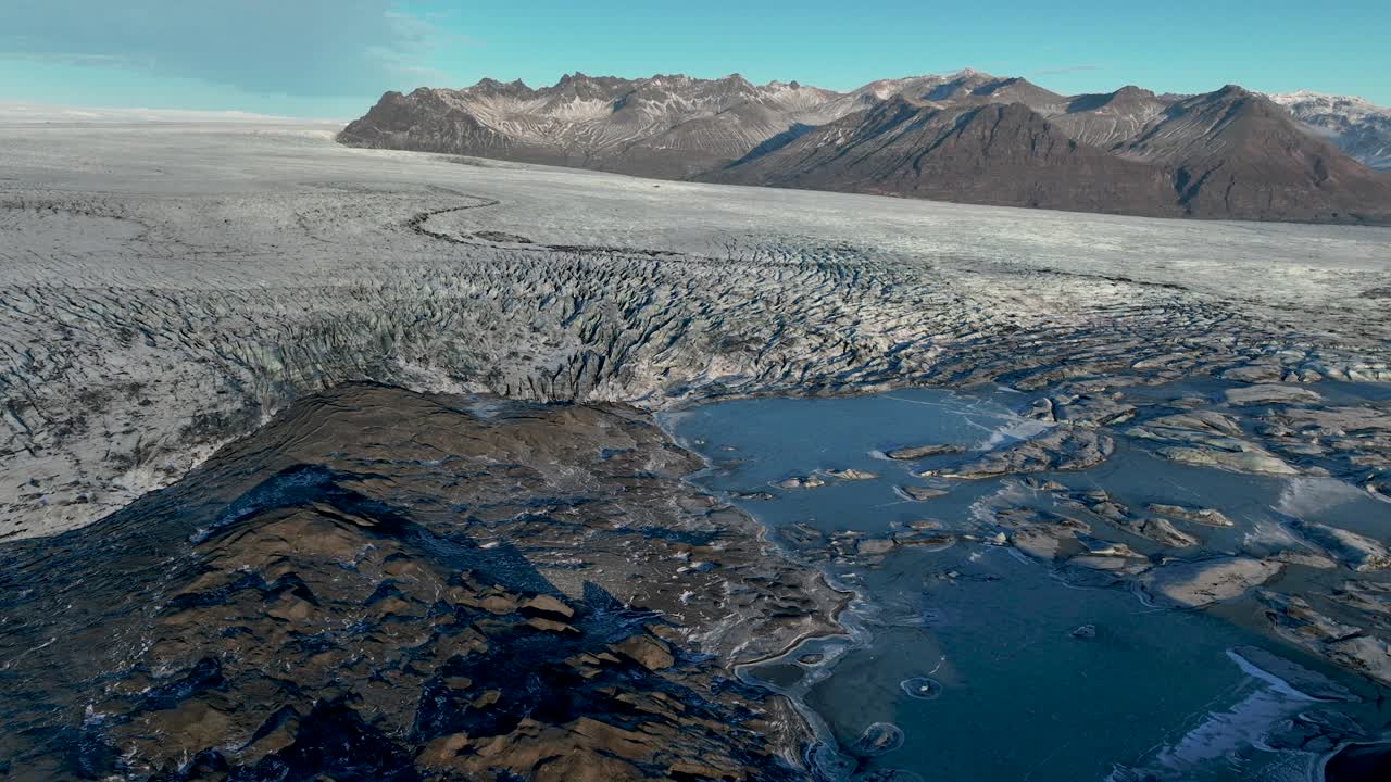 아이슬란드 남부의 산맥을 볼 수 있는 하올두크비슬 빙하의 공중 사진