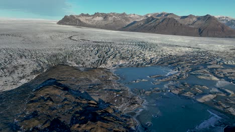 Luftaufnahme-Des-Haoldukvisl-Gletschers-Mit-Blick-Auf-Die-Berge-In-Südisland