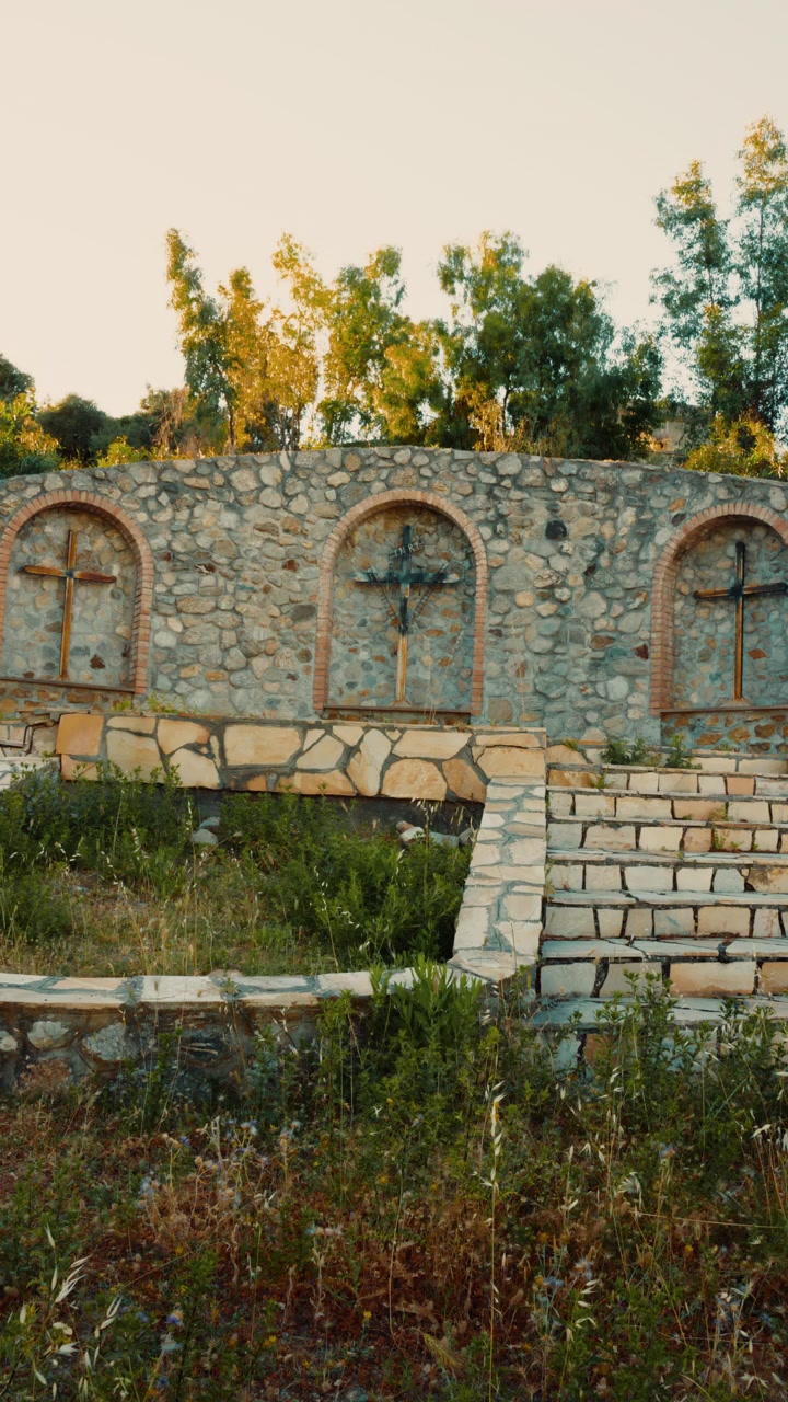 Luogo di preghiera con crocifissi di Gesù Cristo nella natura in montagna.