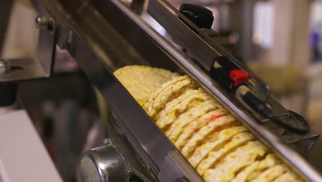 un disparo de un pastel de grano apilado en una máquina