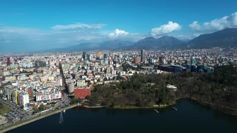 Las-Calles-Y-Barrios-De-Tirana-Que-Rodean-El-Lago-Del-Parque,-Armonizando-La-Vida-De-La-Ciudad-Con-La-Tranquila-Belleza-De-La-Naturaleza.