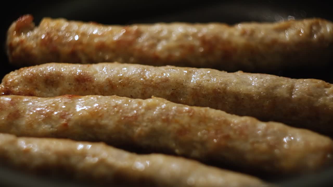 Salchichas fritas en una sartén