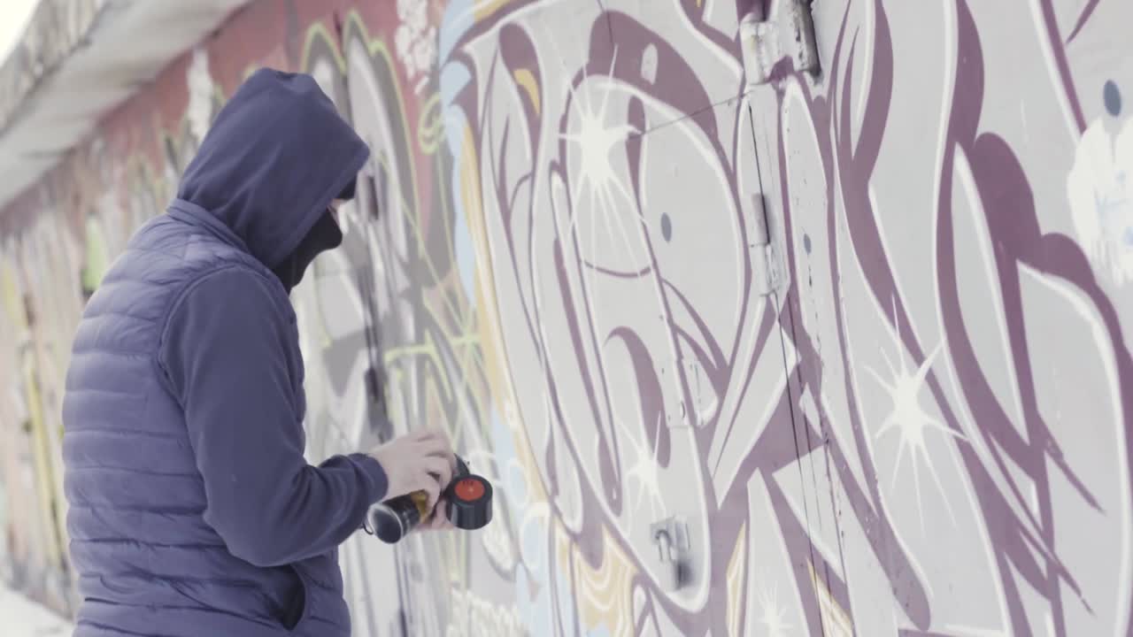 그래피티 예술가 가 벽 을 스프레이 로 칠 하고 있다