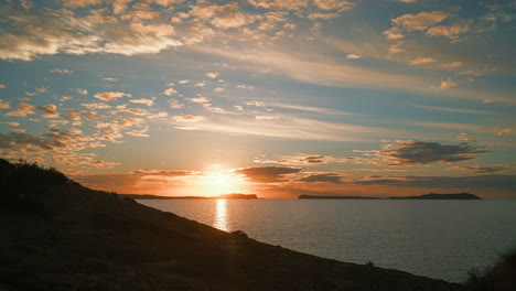 Timelapse-De-La-Puesta-De-Sol-De-Ibiza-Mirando-Sobre-El-Agua