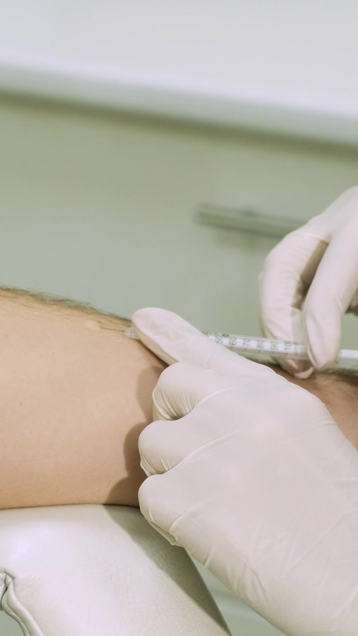 Professionista medico che somministra un'iniezione nel braccio di un paziente