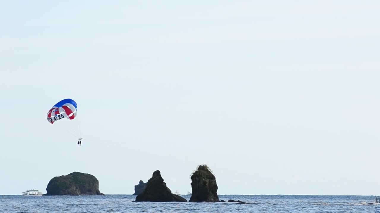 마누엘 안토니오, 코스타리카에서 패러세일링하는 두 사람