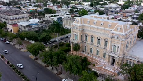 órbita aérea a la izquierda de la mansión museo palacio cantón en el paseo de montejo en mérida, yucatán, méxico