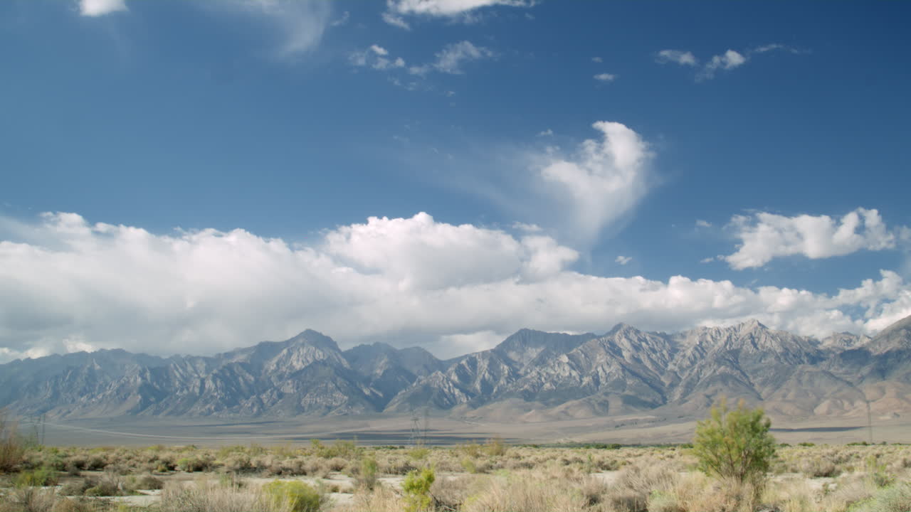 el lapso de tiempo de las nubes sobre las montañas de la sierra de california
