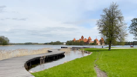 trakai, lituania - castillo gótico medieval de la isla, ubicado en el lago galve vista desde el muelle de madera