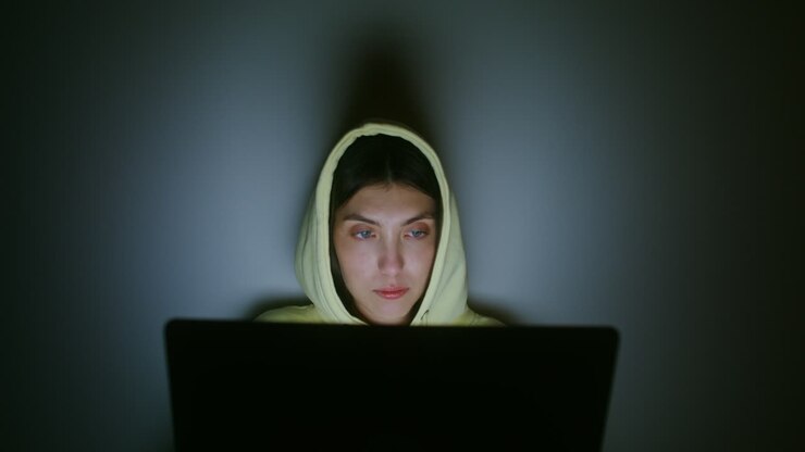 Donna che lavora fino a tarda notte