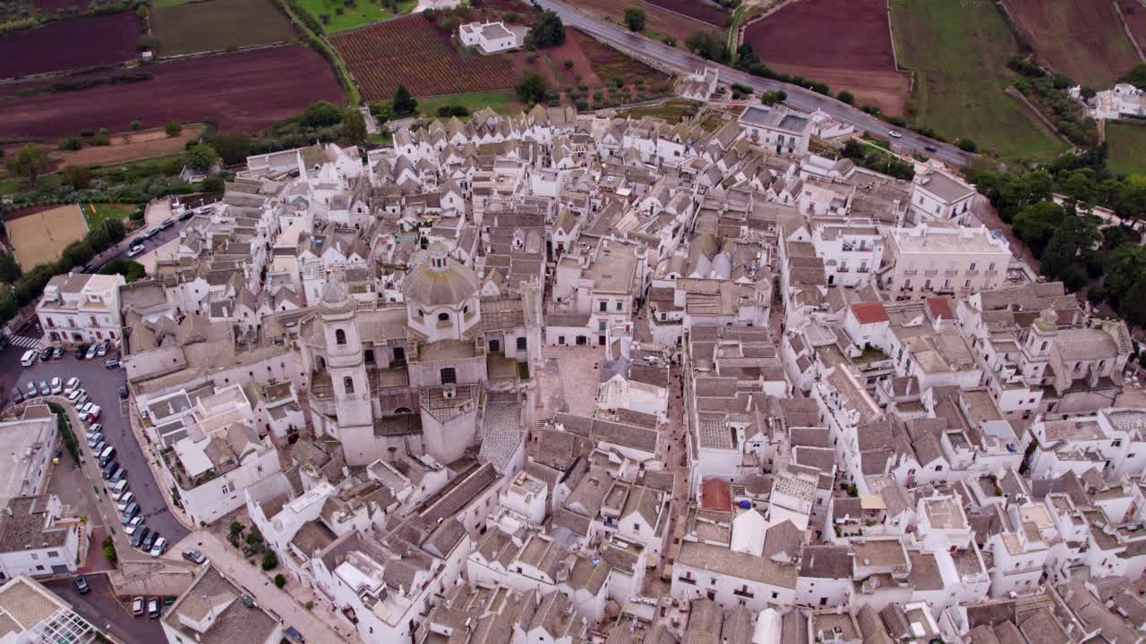 Vita cittadina vivace nel famoso borgo bianco, Locorotondo, Bari, Italia