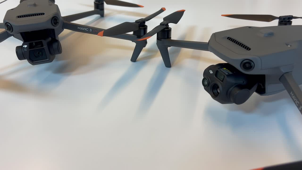 여기 dji mavic 3 열 엔터프라이즈 전문 드론과 dji mavic 3 엔터프라이즈가 앞에서 보입니다