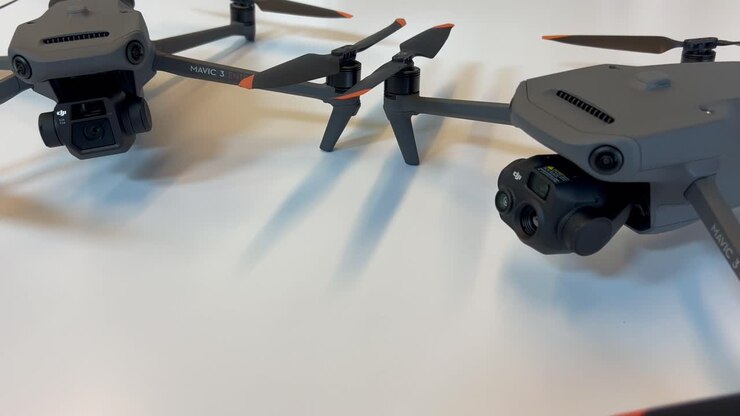 Aqui você vê o drone profissional DJI Mavic 3 Thermal Enterprise e o DJI Mavic 3 Enterprise de frente