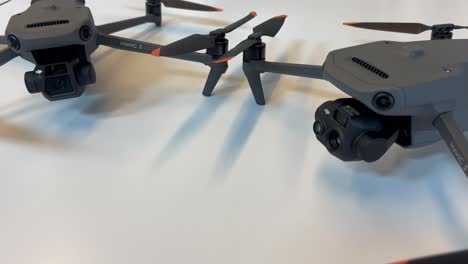 aquí se ve el dji mavic 3 thermal enterprise drone profesional y el dji mavic 3 enterprise desde el frente