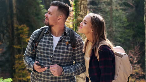 pareja de senderismo en el bosque