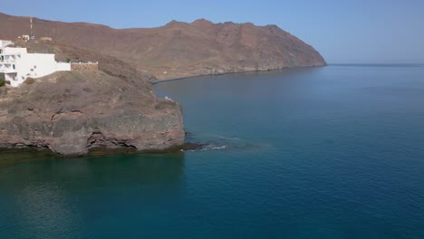 Hermosa-Finca-Blanca-Se-Encuentra-En-La-Cima-De-Un-Acantilado-Empinado