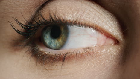 Schönes-Makroblaues-Auge,-Das-Blinkt-Und-Nachdenklich-Aussieht,-Natürliche-Menschliche-Schönheit,-Gesundes-Sehvermögen,-Nahaufnahme
