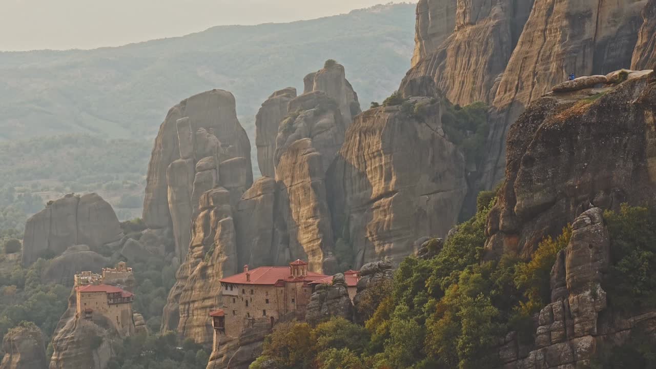 Formações rochosas e Mosteiro Grego de São Nicolau de Meteora, uma maravilha geológica