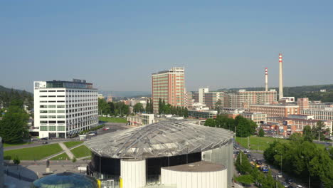 Tráfico-De-Automóviles-En-El-Distrito-Comercial-De-Brno,-Chequia,-Disparo-Panorámico-De-Drones