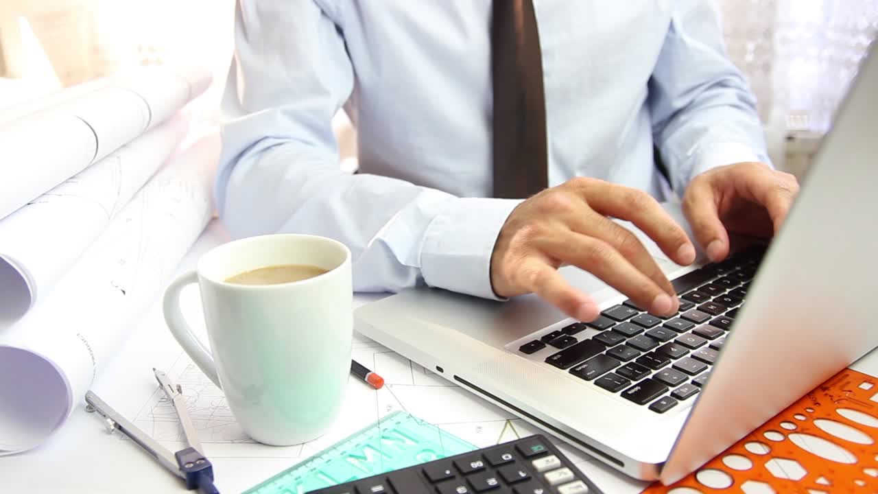 건축가 가 노트북 과 함께 프로젝트 를 진행 하고 있다