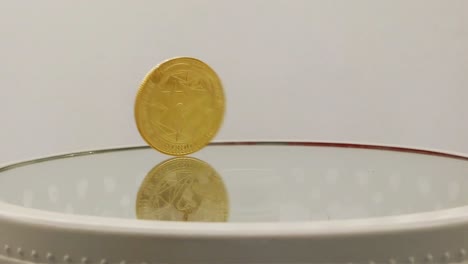 moneda de criptomoneda tron volteada y girando en el patrón de vidrio