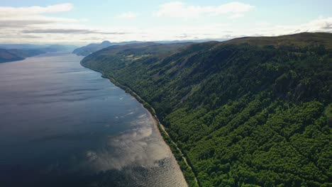 luftaufnahme von loch ness, schottische hochländer, schottland