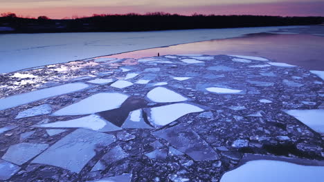 Drohnenvideo,-Das-Einen-Blick-Aus-Der-Luft-Auf-Eisblöcke-Im-Wasser-Bietet