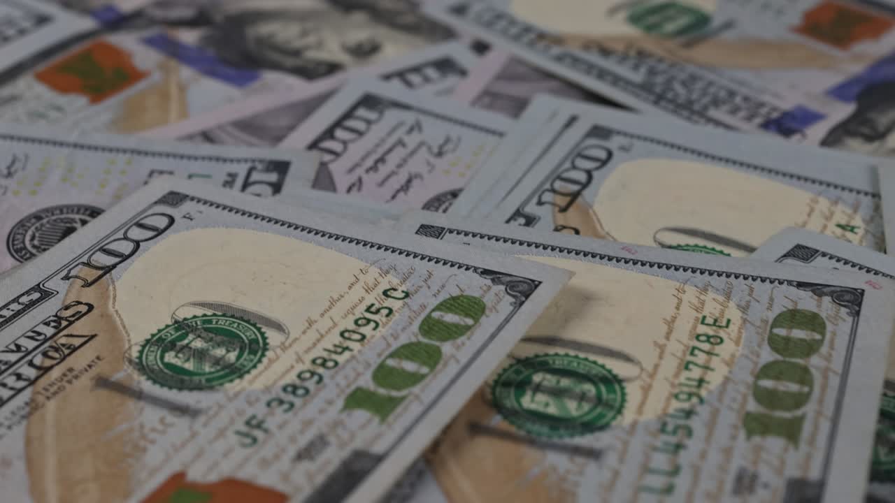 billetes en efectivo estadounidenses en billetes de cien dólares de fondo de primer plano