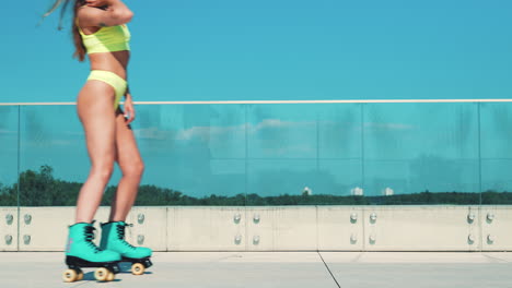 balcón de la ciudad moderna con mujer en patines