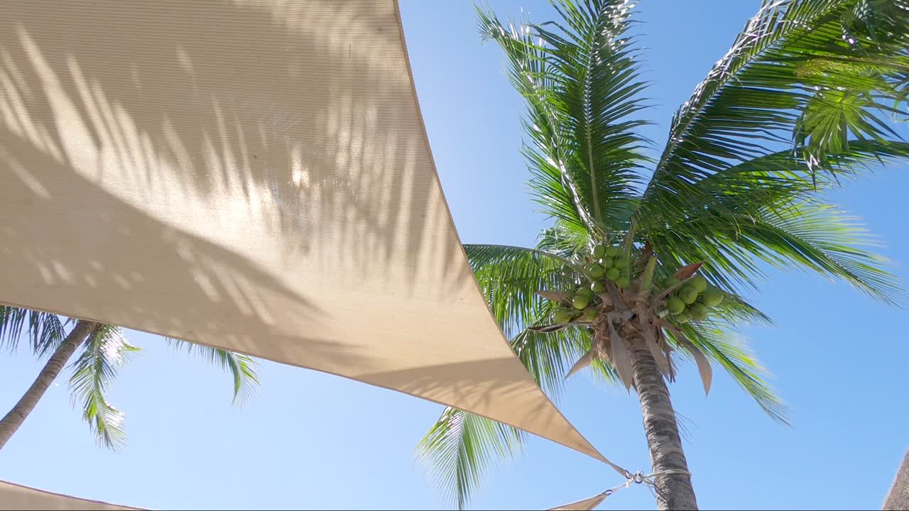 덥고 밝은 날 천국의 그림자 드리워진 캔버스 아래에서 휴식을 취하세요