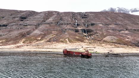 naufragio abandonado en mjoifjordur, este de islandia - avance aéreo