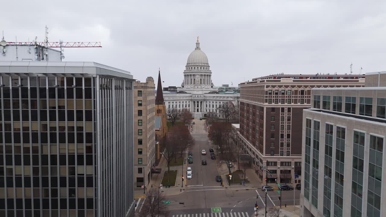 Vista de drone do centro de Madison com o Capitólio do estado de Wisconsin como ponto de referência central, emoldurado por ruas urbanas e hidrovias