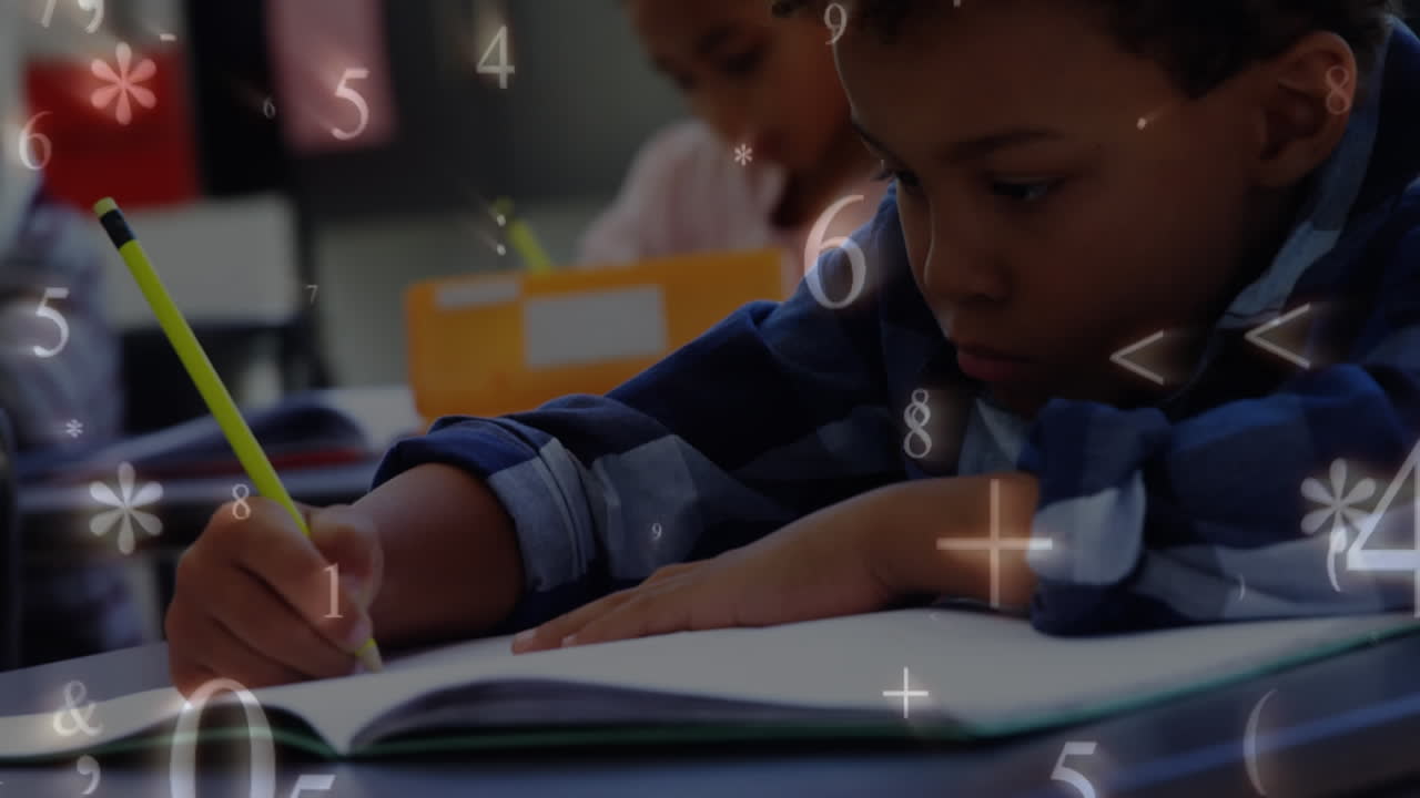 escolares escribiendo mientras los números y los símbolos se mueven