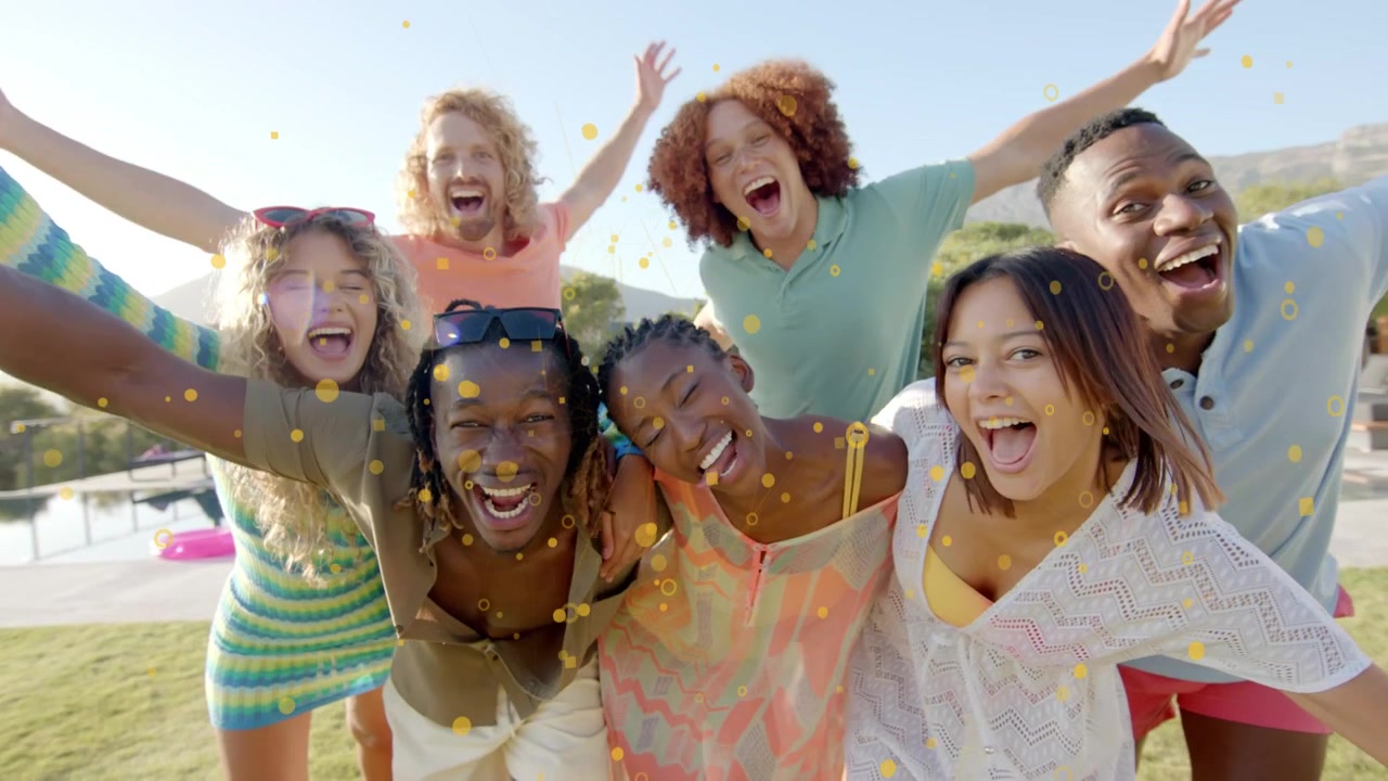 7 volwassenen leunen naar de camera bij het zwembad, de camera beweegt, confetti zweeft over de groep voor marketing.