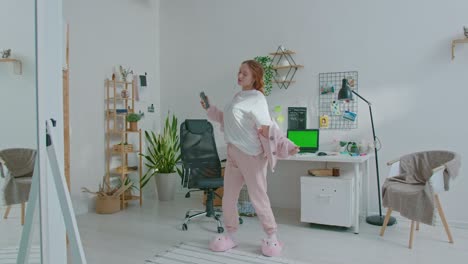 mujer diseñadora feliz bailando mientras escucha música