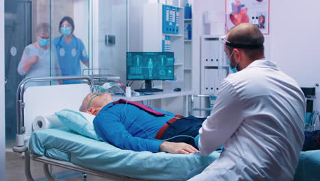 Doctor-talking-with-patient-with-oxygen-mask