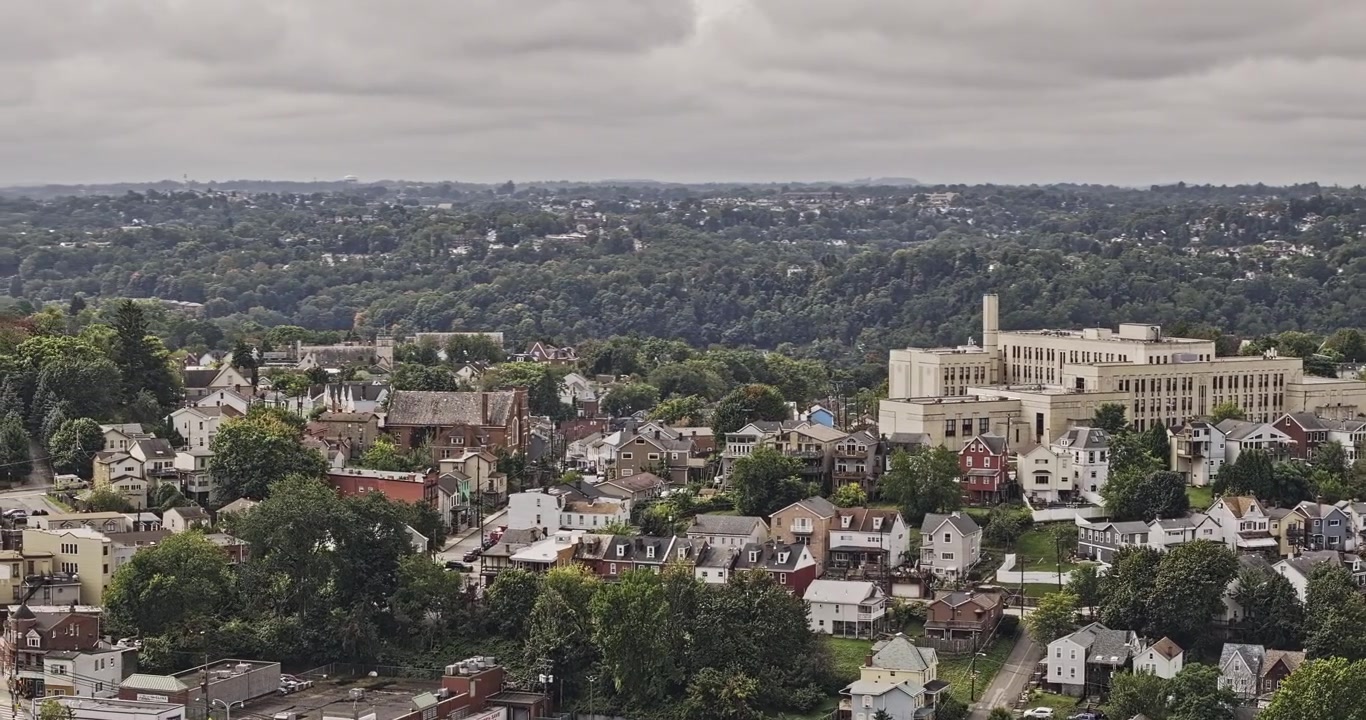 Pittsburgh Pennsylvania Aerea v127 sorvolo con teleobiettivo sopra i quartieri collinari di Mount Washington e la torre di comunicazione - Scattato con Mavic 3 Pro Cine - 25 settembre 2023